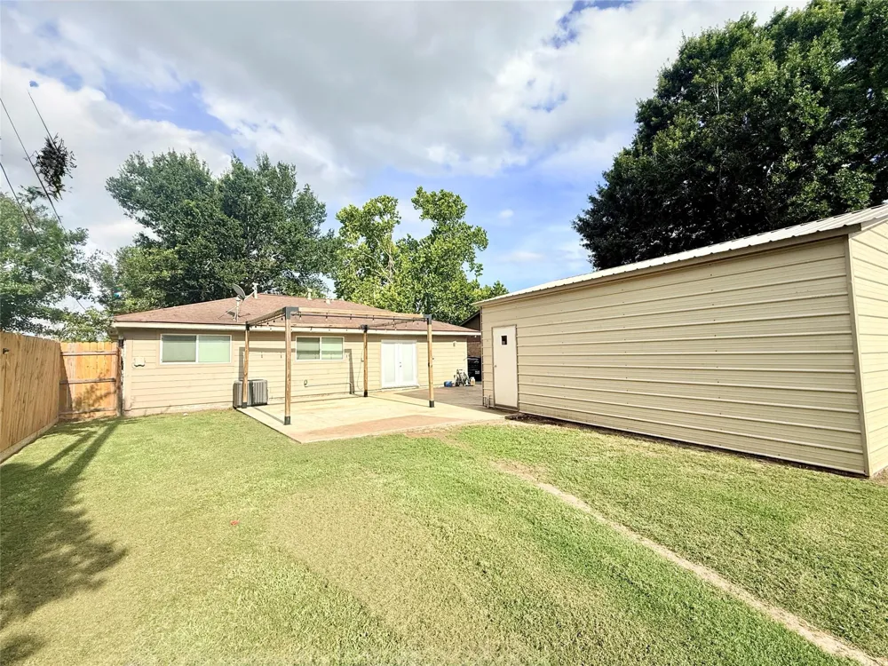 1310 Valley Drive Angleton, TX 77515