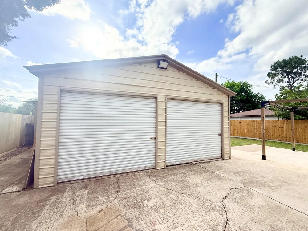 1310 Valley Drive Angleton, TX 77515
