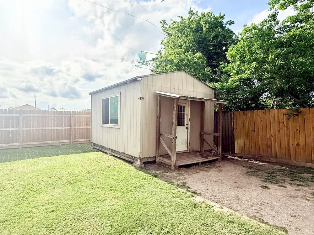 1310 Valley Drive Angleton, TX 77515