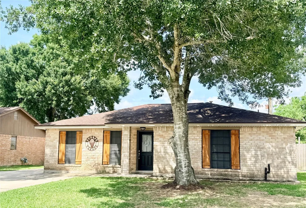 1310 Valley Drive Angleton, TX 77515