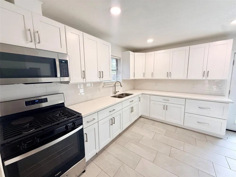 1310 Valley Drive Angleton, TX 77515