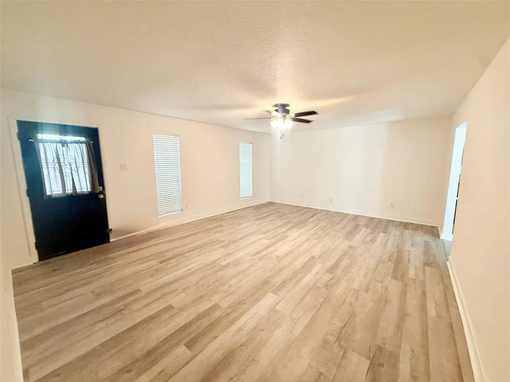 1310 Valley Drive Angleton, TX 77515