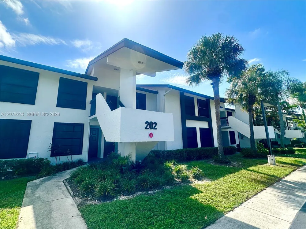 202 Lake Pointe Dr #104 Oakland Park, FL 33309