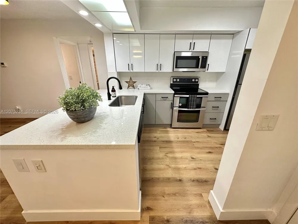 202 Lake Pointe Dr #104 Oakland Park, FL 33309