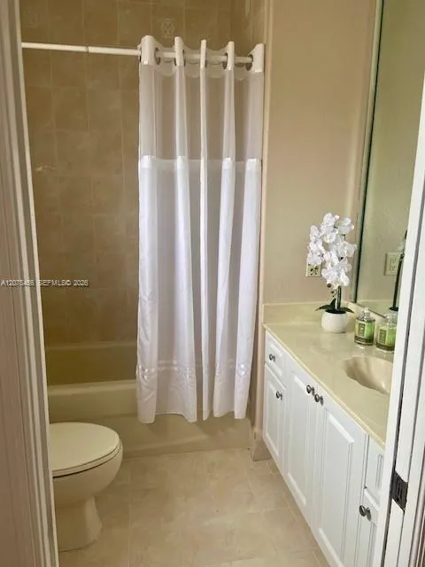 7231 NW 174 ter #202 Hialeah, FL 33015