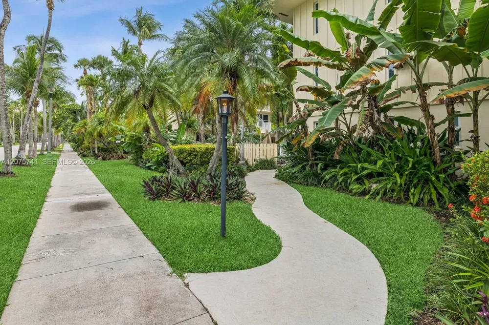 255 Sunrise Dr #107 Key Biscayne, FL 33149