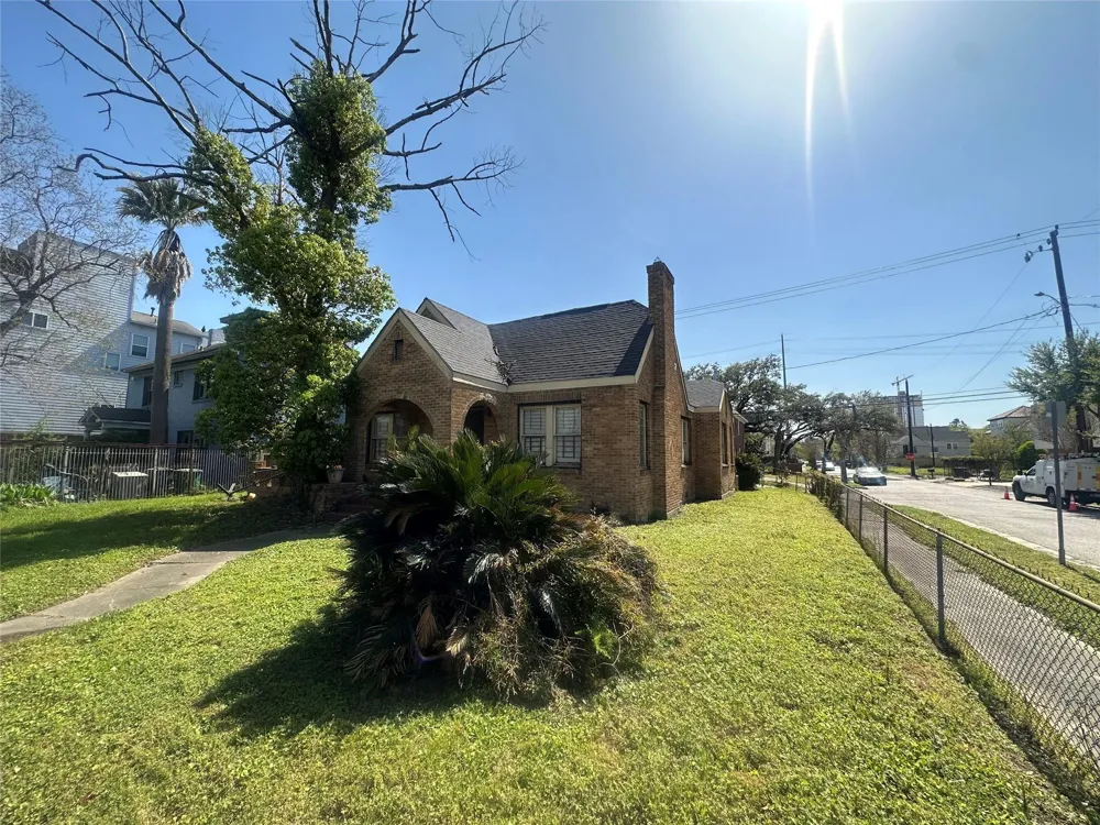 1704 Rosewood Street Houston, TX 77004