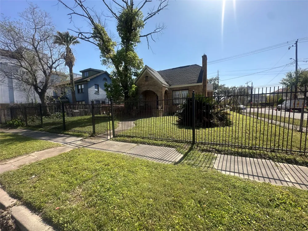 1704 Rosewood Street Houston, TX 77004