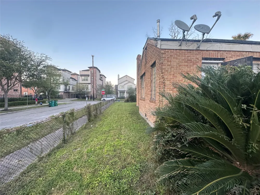 1704 Rosewood Street Houston, TX 77004