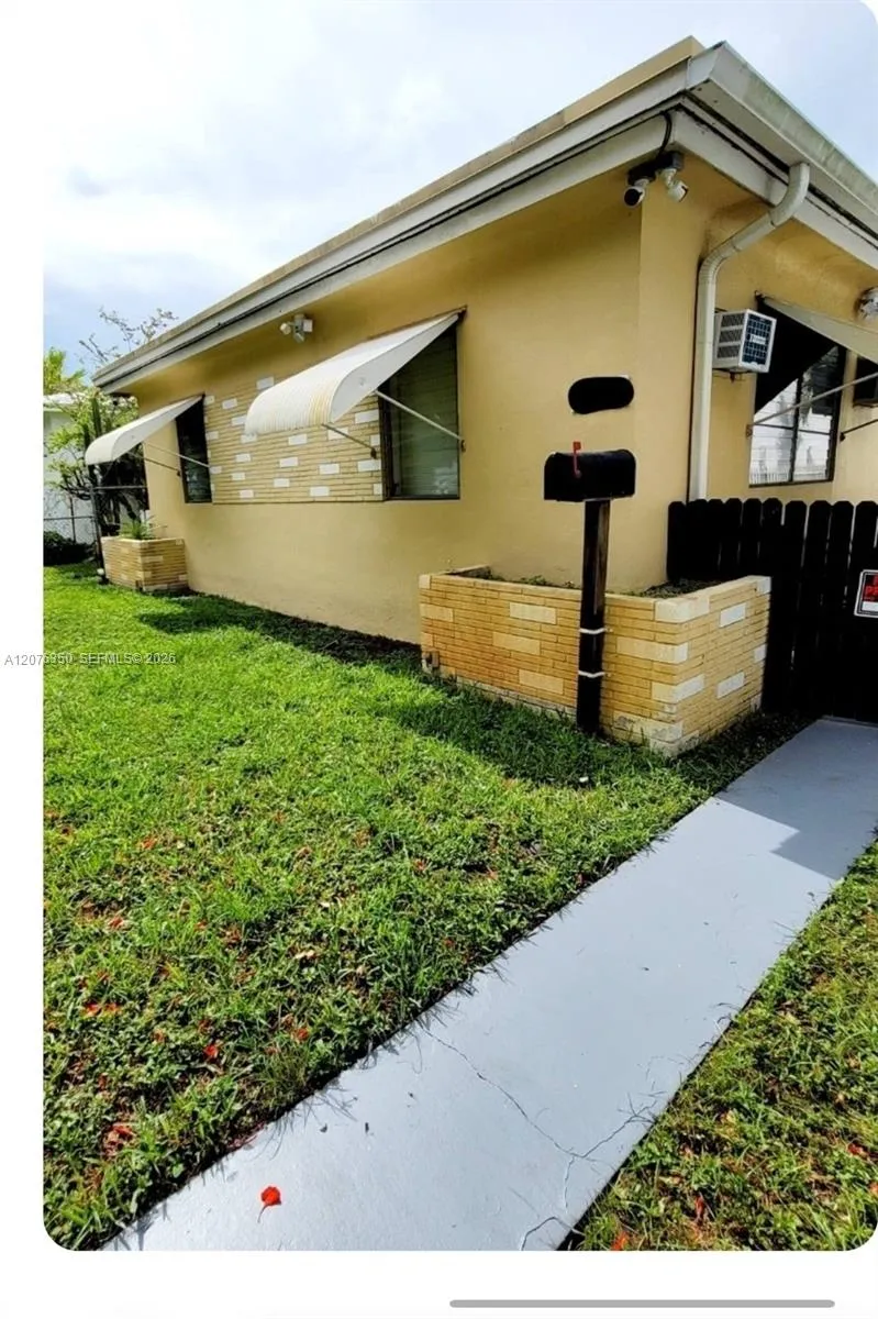 1723 Wiley St #XX Hollywood, FL 33020