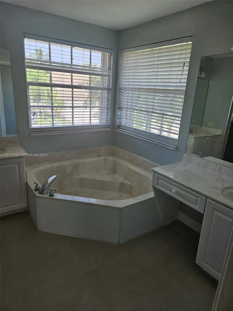 1072 NW 139th Ter Pembroke Pines, FL 33028