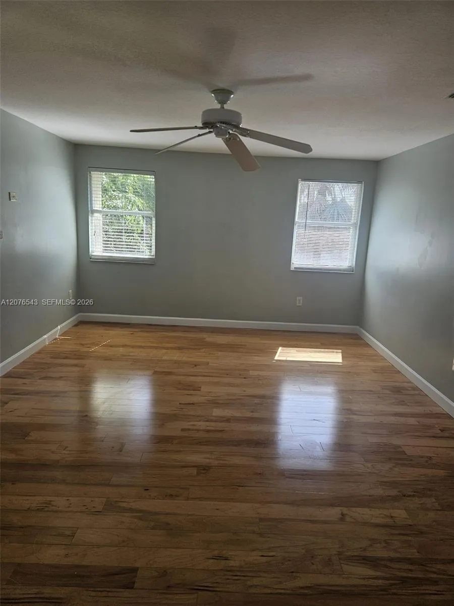 1072 NW 139th Ter Pembroke Pines, FL 33028
