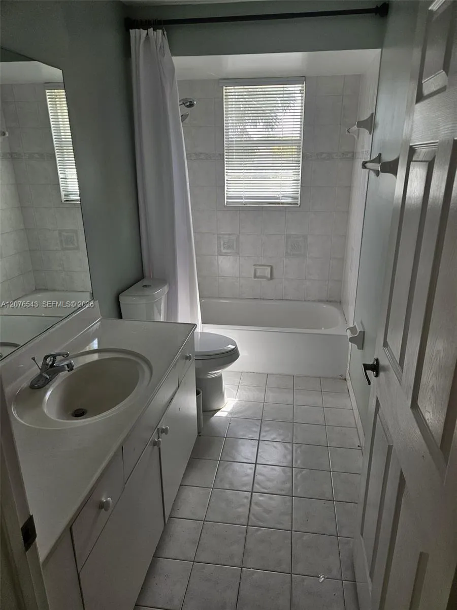 1072 NW 139th Ter Pembroke Pines, FL 33028