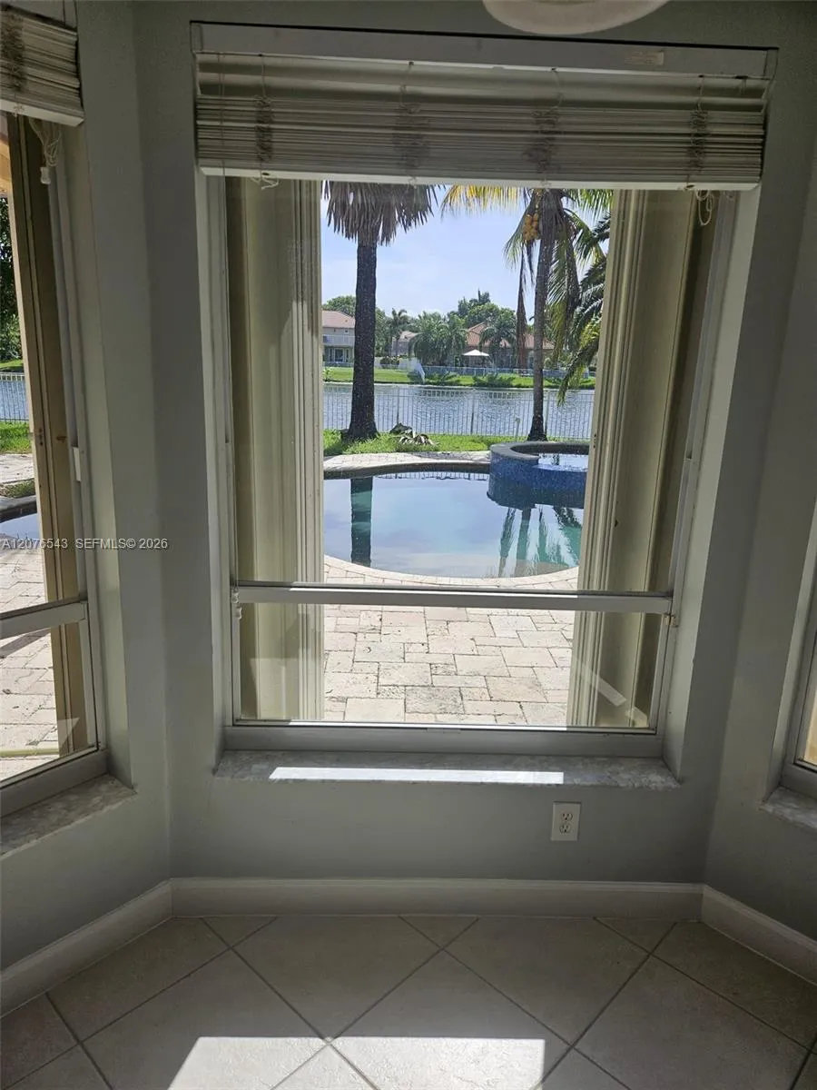 1072 NW 139th Ter Pembroke Pines, FL 33028