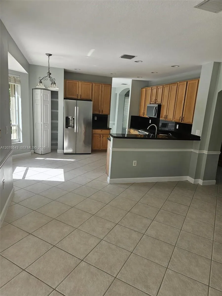 1072 NW 139th Ter Pembroke Pines, FL 33028