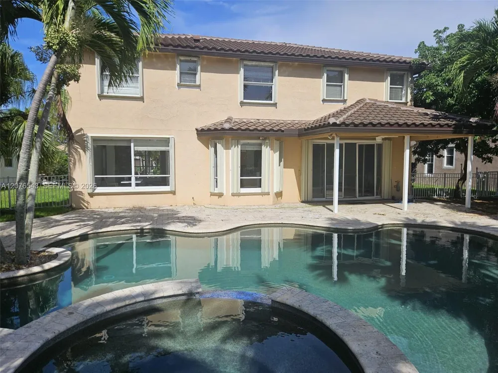 1072 NW 139th Ter Pembroke Pines, FL 33028