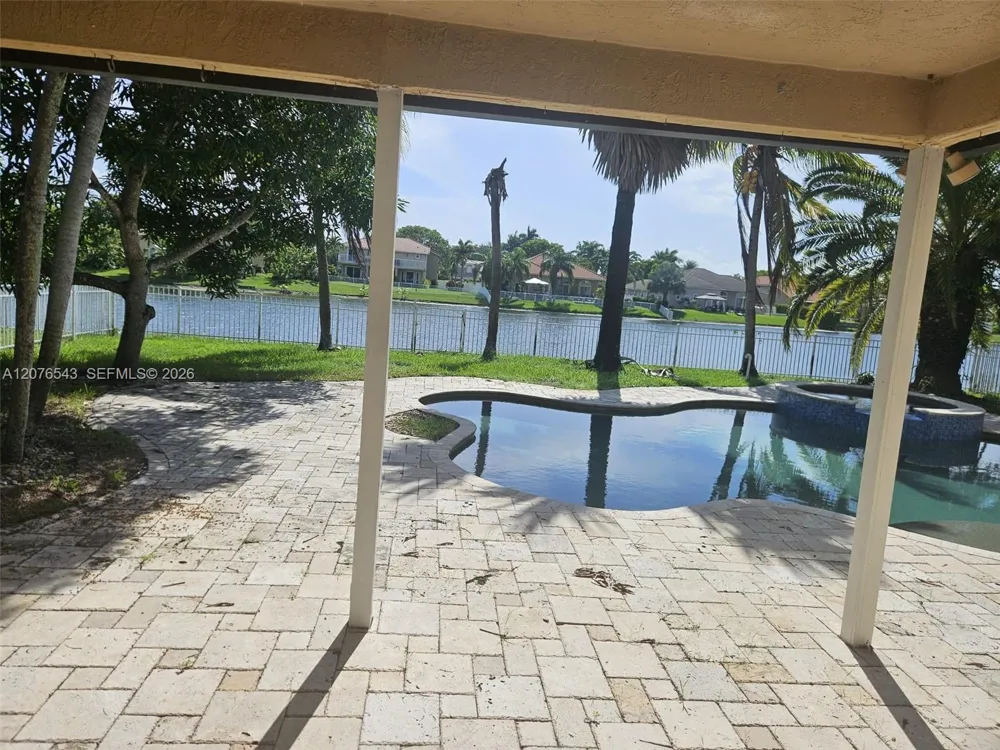1072 NW 139th Ter Pembroke Pines, FL 33028