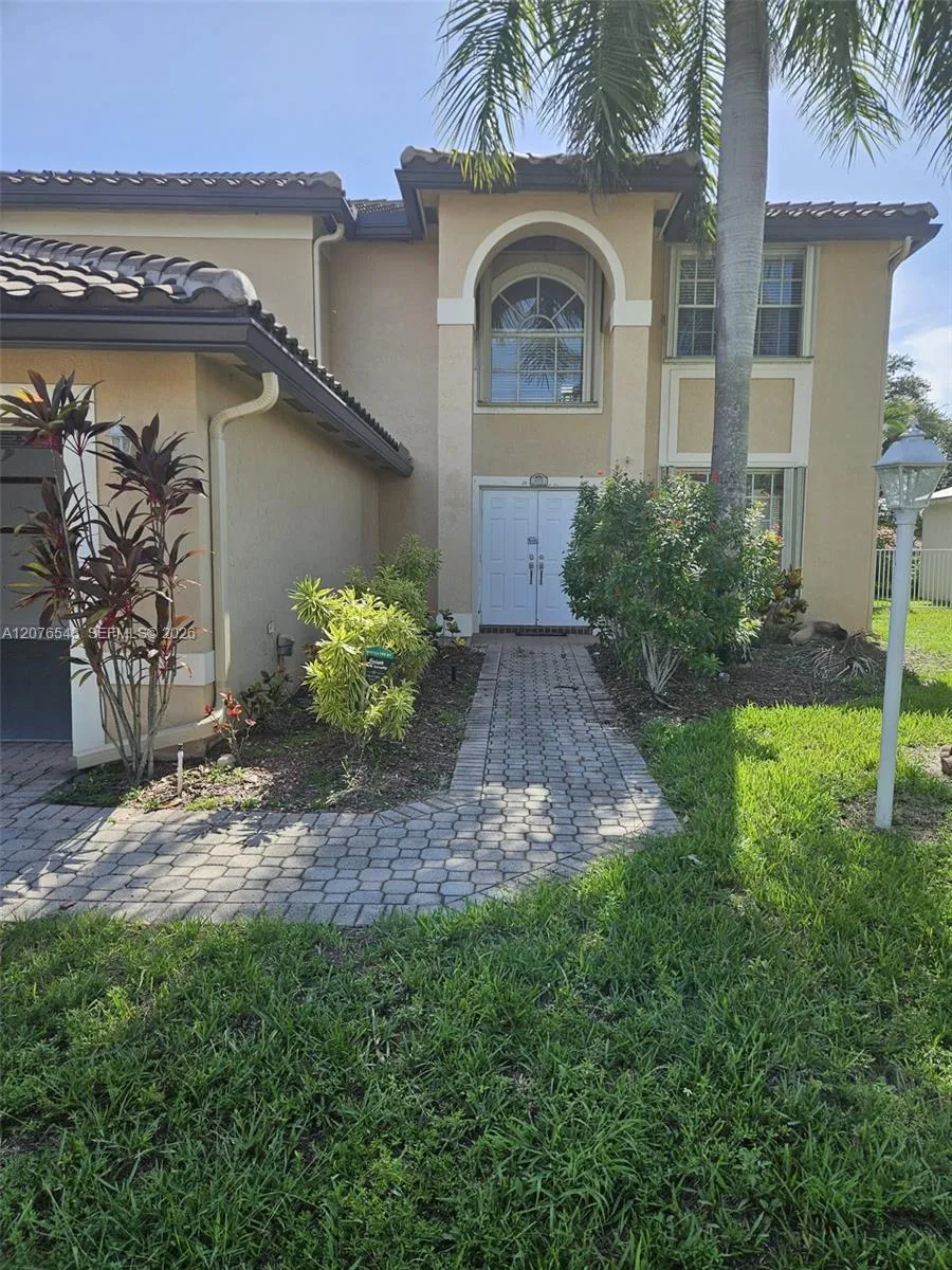 1072 NW 139th Ter Pembroke Pines, FL 33028