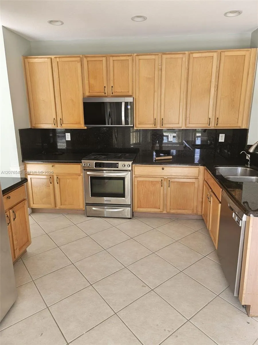 1072 NW 139th Ter Pembroke Pines, FL 33028
