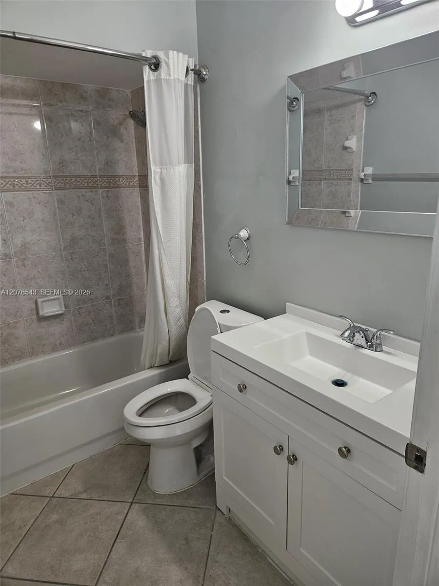 1072 NW 139th Ter Pembroke Pines, FL 33028