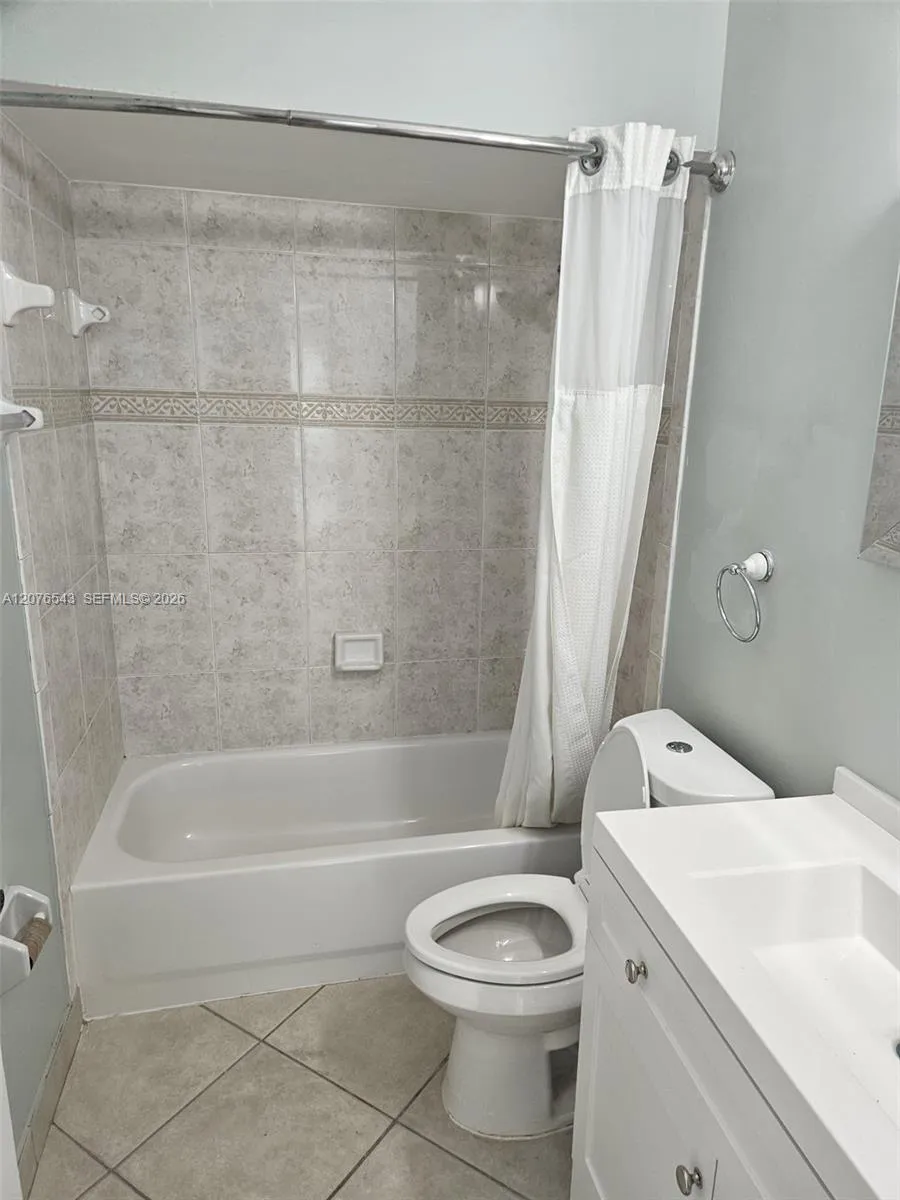 1072 NW 139th Ter Pembroke Pines, FL 33028