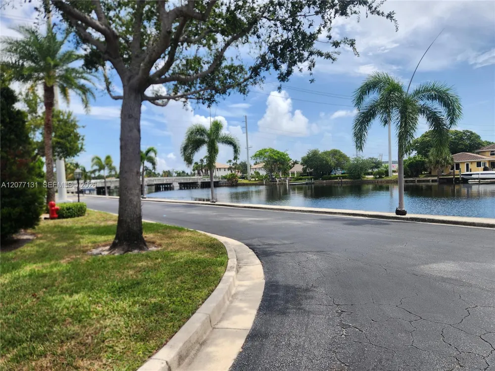160 Cypress Club Dr #608 Pompano Beach, FL 33060