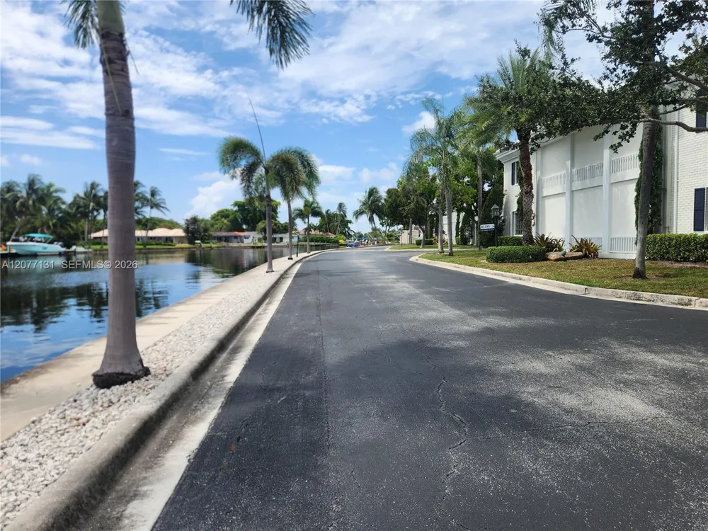 160 Cypress Club Dr #608 Pompano Beach, FL 33060