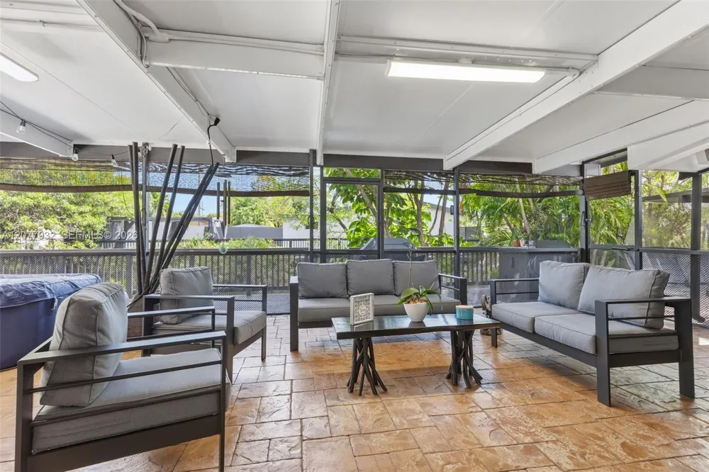 2485 NE 214th St Miami, FL 33180