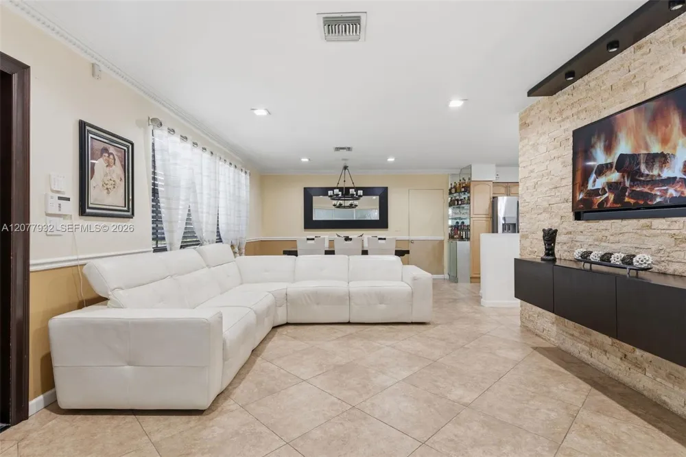 2485 NE 214th St Miami, FL 33180