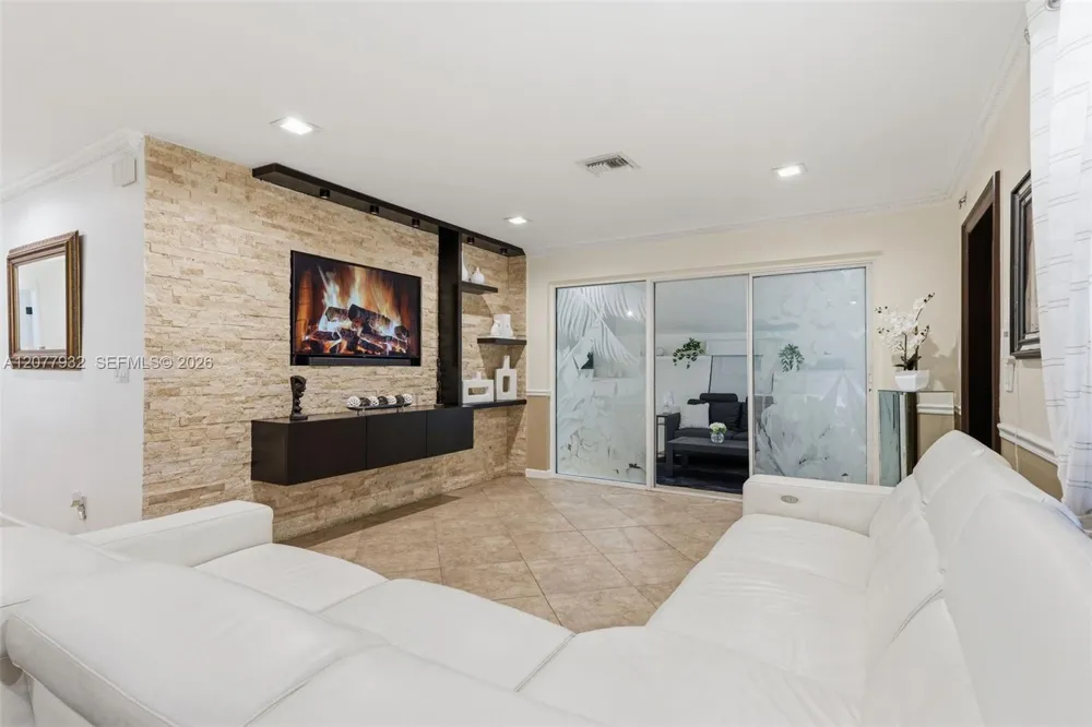 2485 NE 214th St Miami, FL 33180