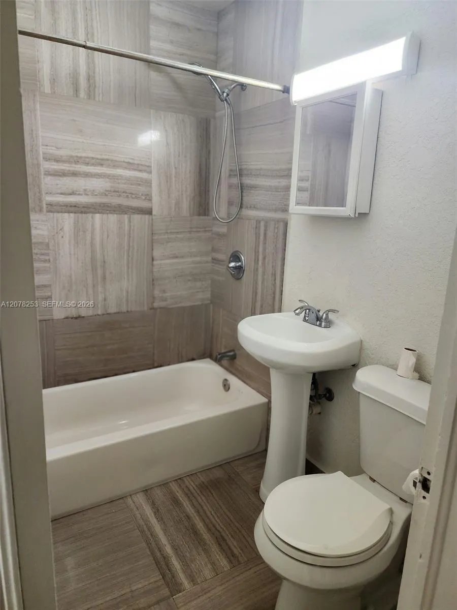 120 NW 18th Ave Miami, FL 33125