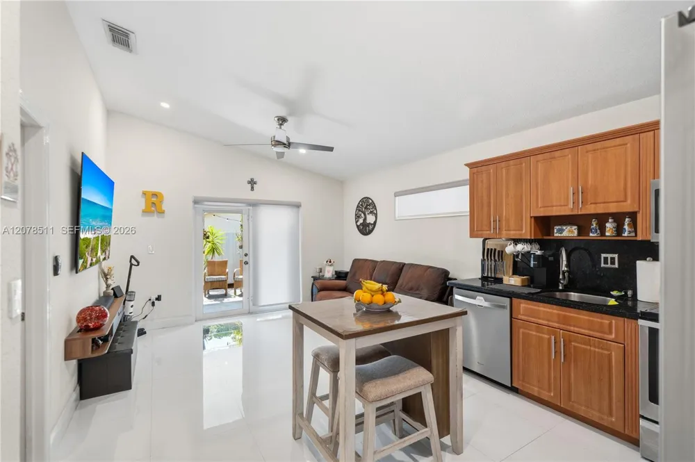 7456 W 34th Ln Hialeah, FL 33018