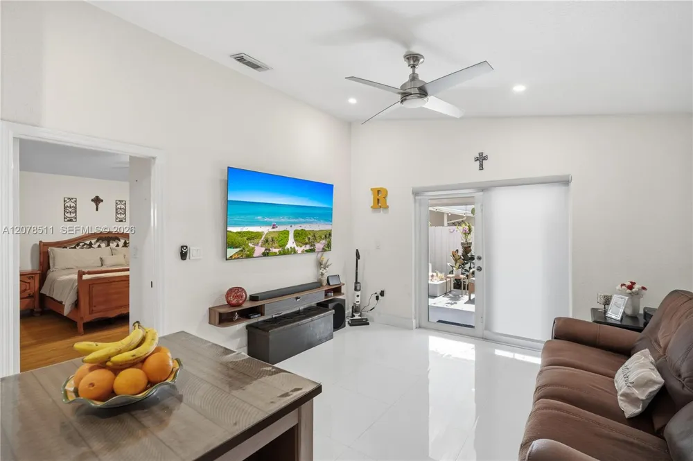 7456 W 34th Ln Hialeah, FL 33018