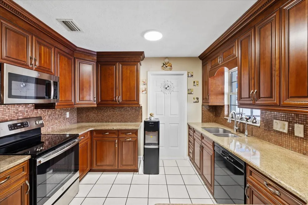 5809 HALE AVENUE Tampa, FL 33614