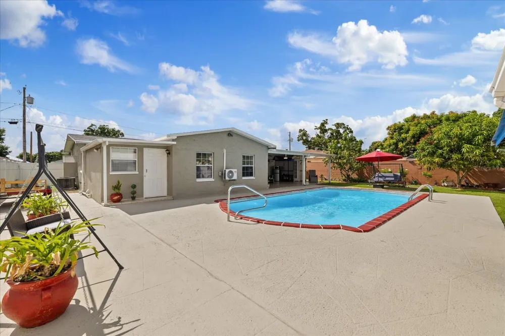 5809 HALE AVENUE Tampa, FL 33614