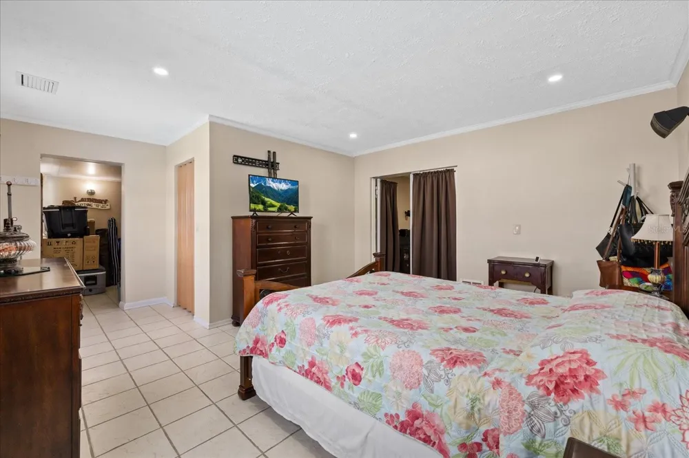 5809 HALE AVENUE Tampa, FL 33614