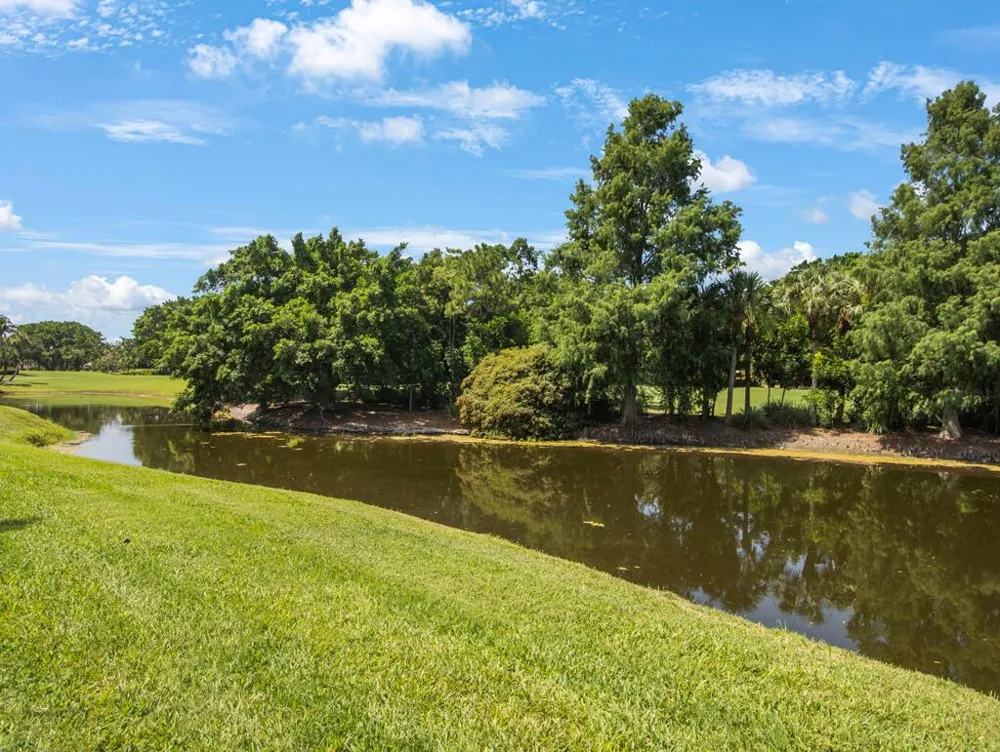5560 TAMBERLANE CIRCLE #324 Palm Beach Gardens, FL 33418