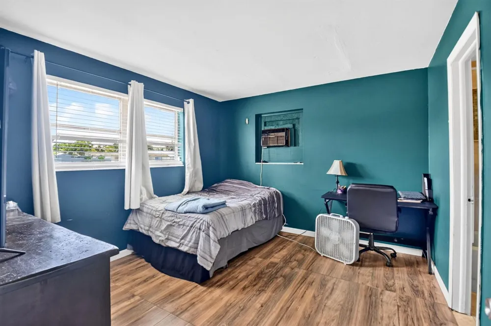 1572 Woodland Avenue West Palm Beach, FL 33415