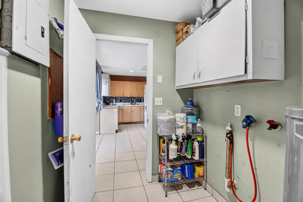 1572 Woodland Avenue West Palm Beach, FL 33415