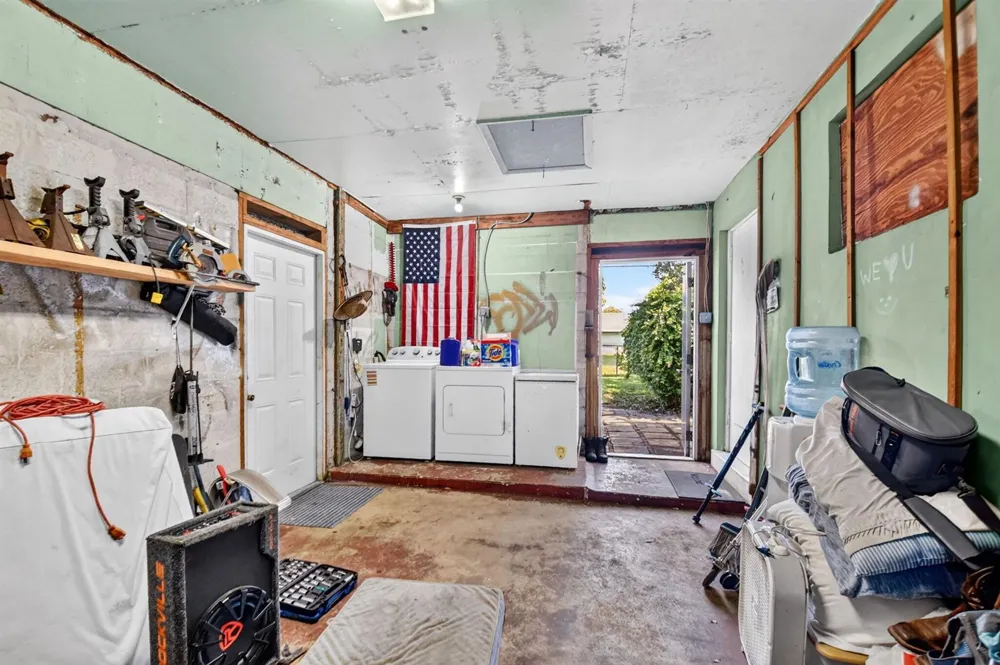 1572 Woodland Avenue West Palm Beach, FL 33415