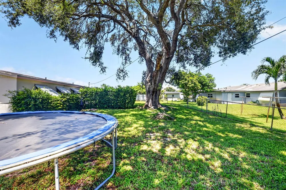 1572 Woodland Avenue West Palm Beach, FL 33415