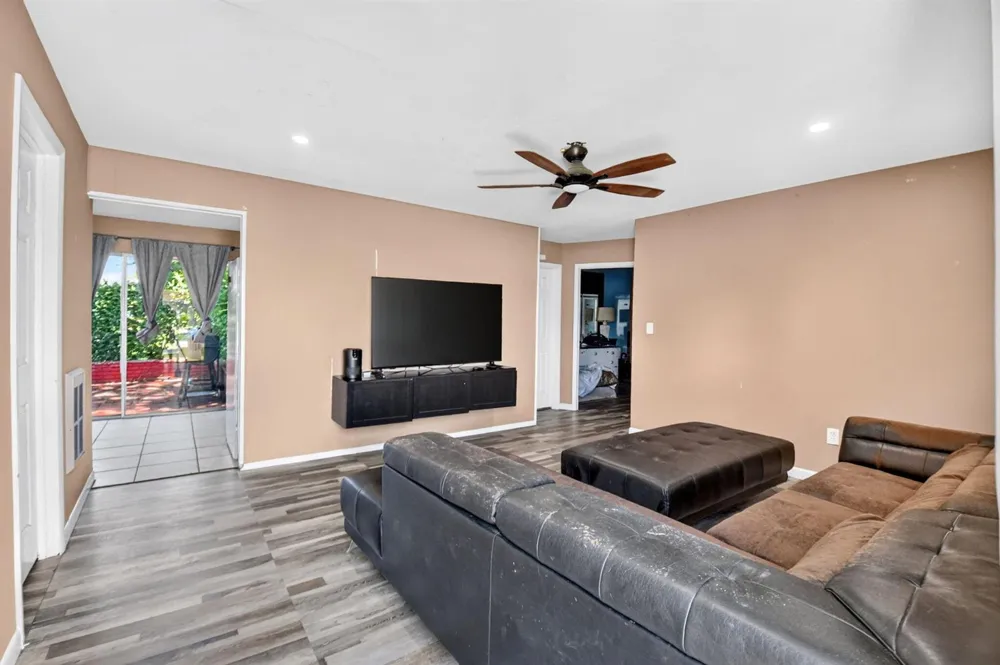 1572 Woodland Avenue West Palm Beach, FL 33415