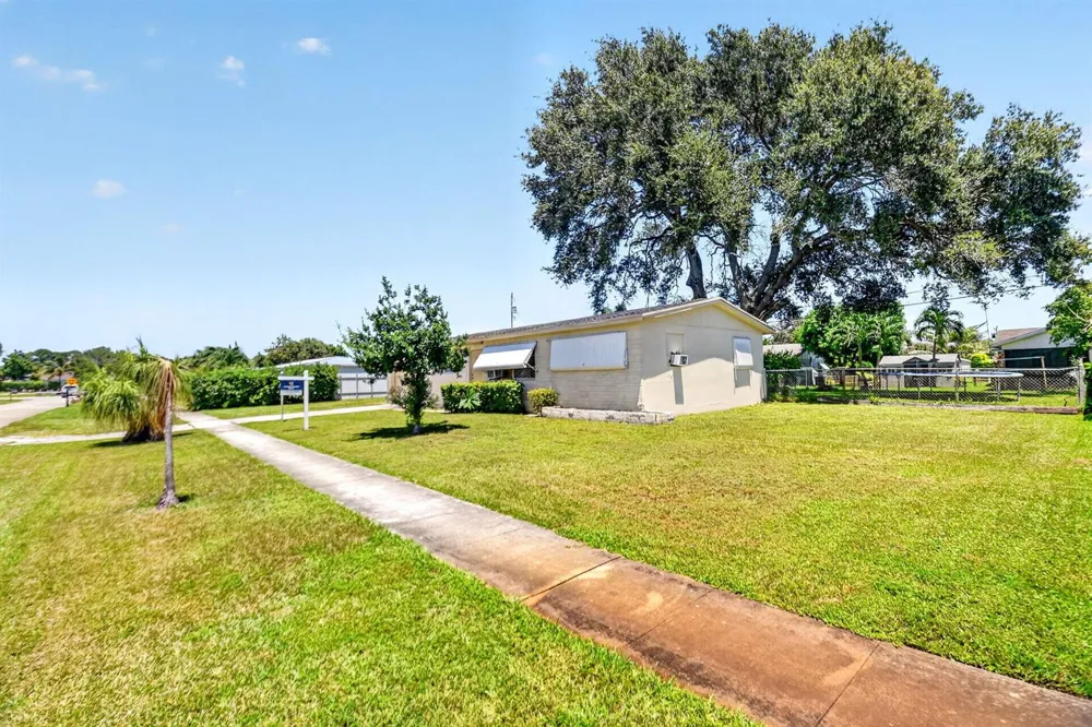 1572 Woodland Avenue West Palm Beach, FL 33415