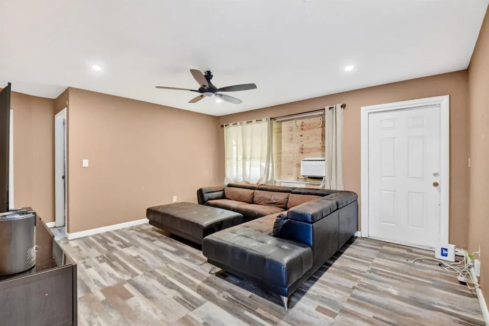 1572 Woodland Avenue West Palm Beach, FL 33415