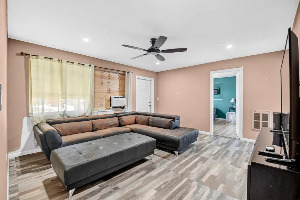1572 Woodland Avenue West Palm Beach, FL 33415