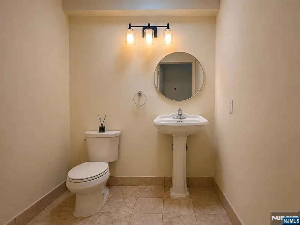 756 Charles Fort Lee, NJ 07024