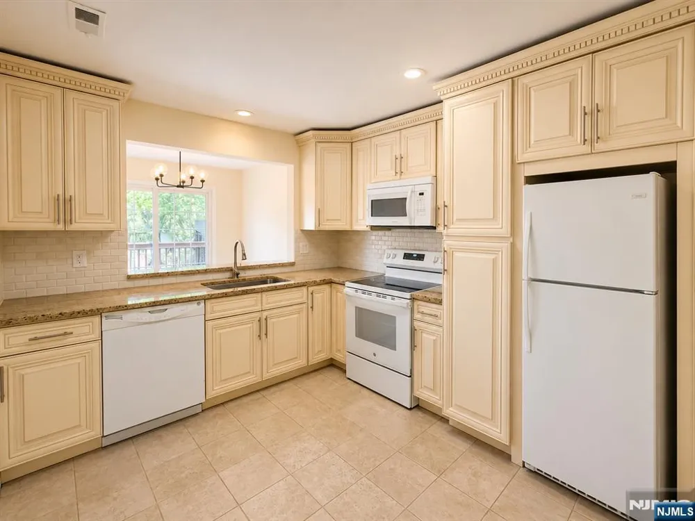 756 Charles Fort Lee, NJ 07024