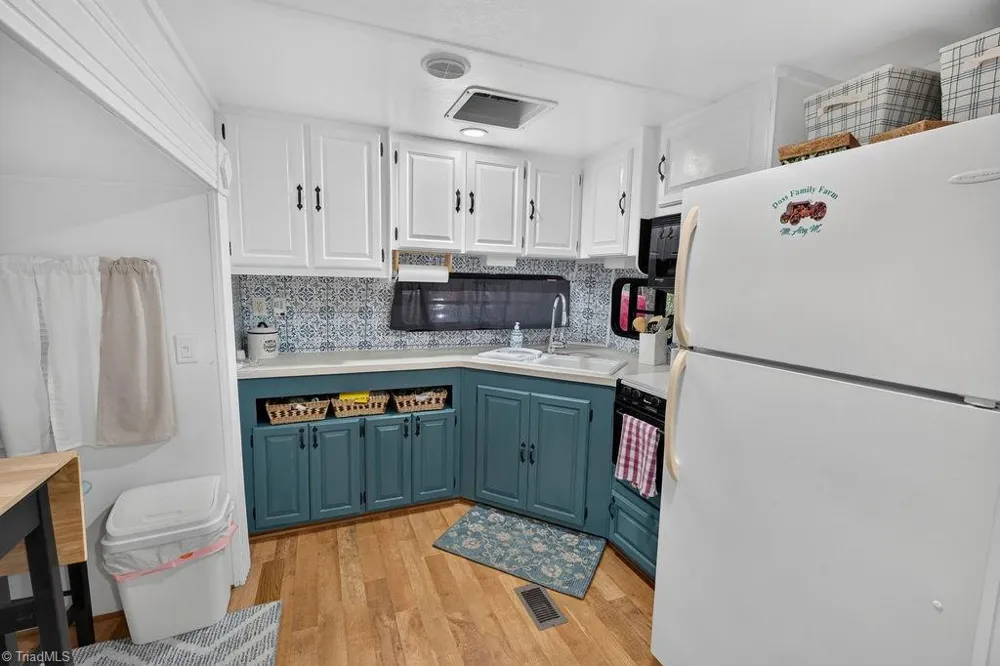 189 Club House Drive Ennice, NC 28623