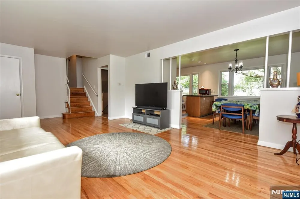 11 Kenyon Court Norwood, NJ 07648