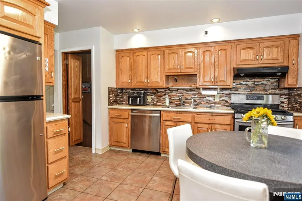 11 Kenyon Court Norwood, NJ 07648